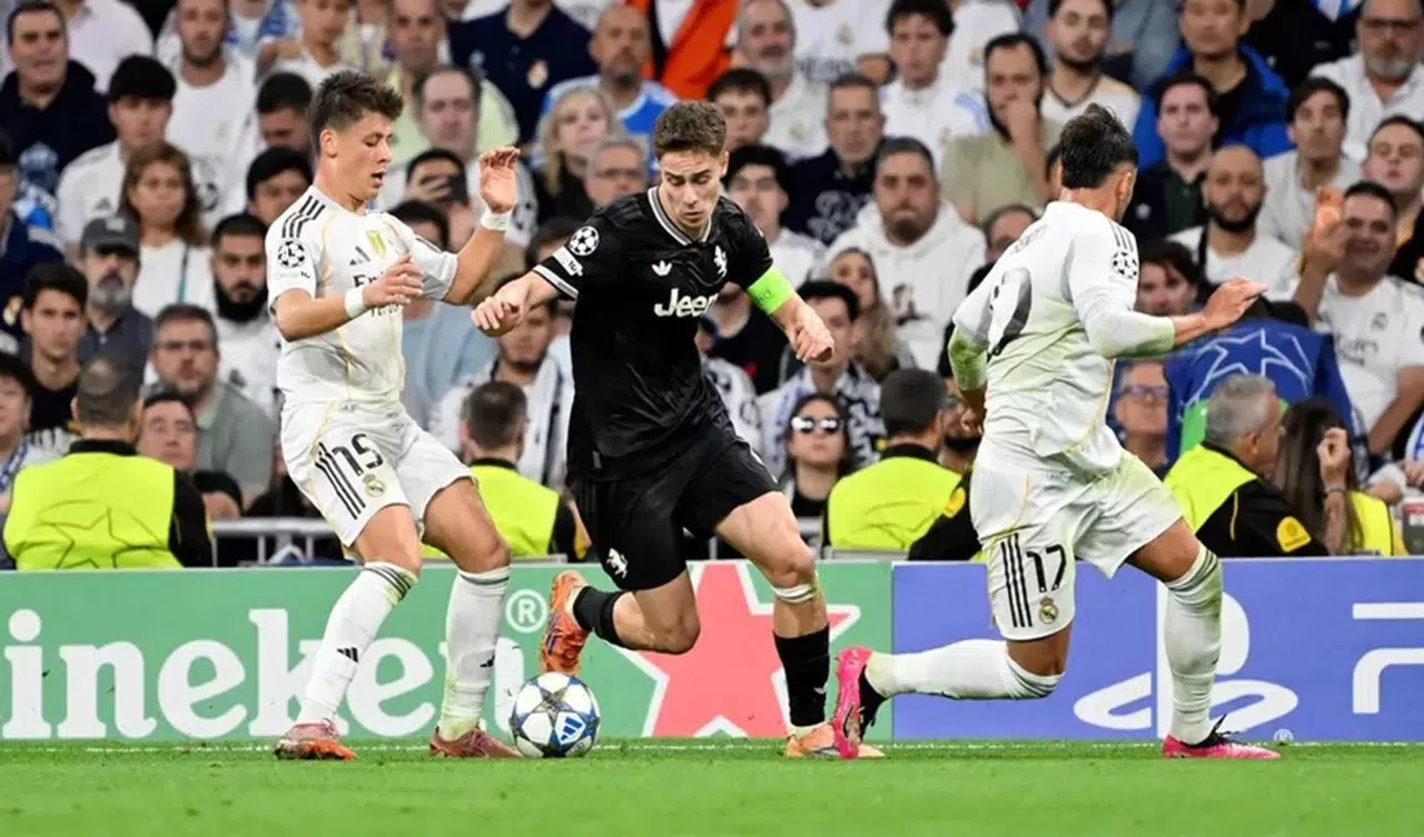 UEFA ŞAMPİYONLAR LİGİ'NDE İKİ TÜRK FUTBOLCU KOZLARINI PAYLAŞTI!