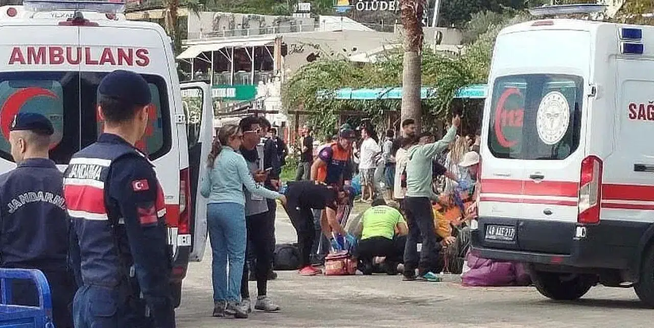 FETHİYE'DE İKİ YAMAÇ PARAŞÜTÜ HAVADA ÇARPIŞTI: 3 KİŞİ YARALANDI!