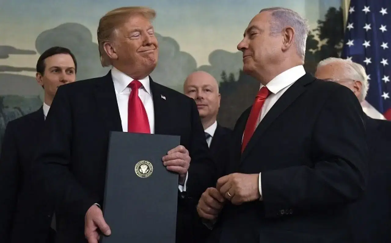 TRUMP GÖZÜ DÖNMÜŞ NETANYAHU'YA ALKIŞ TUTARAK DESTEK VERDİ!