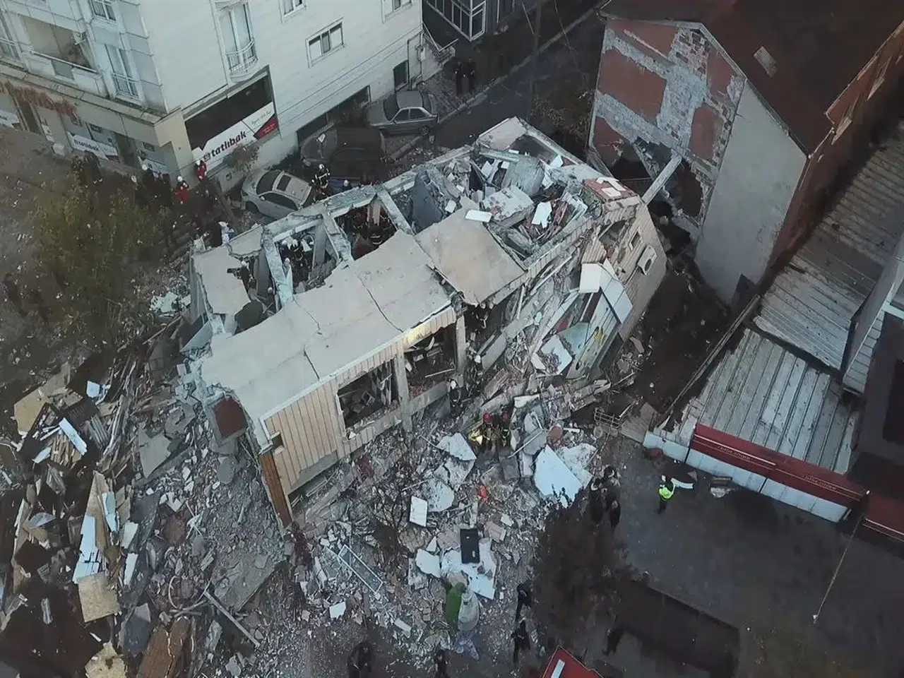 GEBZE'DE YIKILAN 7  KATLI BİNADAN KURTARMA ÇALIŞMALARI SÜRÜYOR!