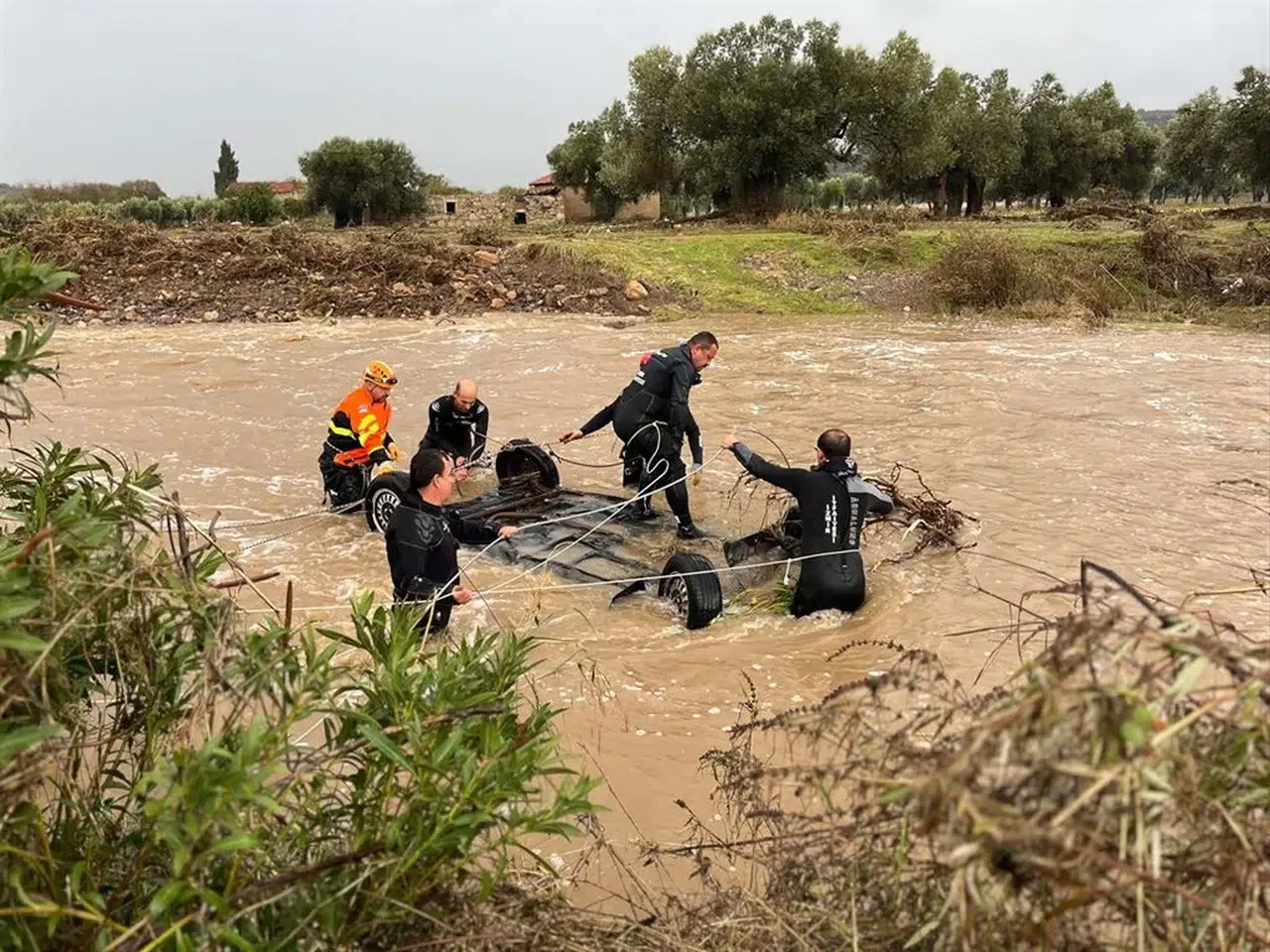 FOÇA'DA SELİN OLUŞTURDUĞU HASAR VE YARALAR SARILMAYA BAŞLANDI!