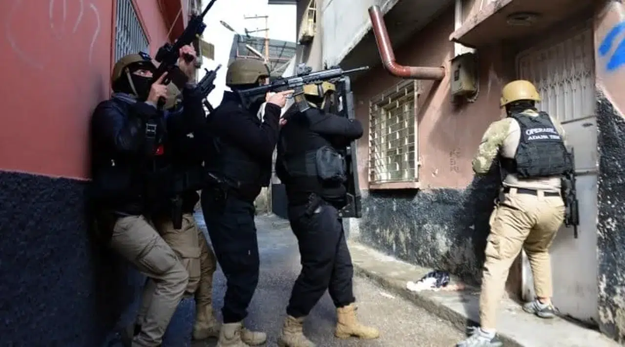 ADANA'DA ESNAFI VE HALKI BEZDİREN SUÇ ÖRGÜTÜNE OPERASYON YAPILDI!