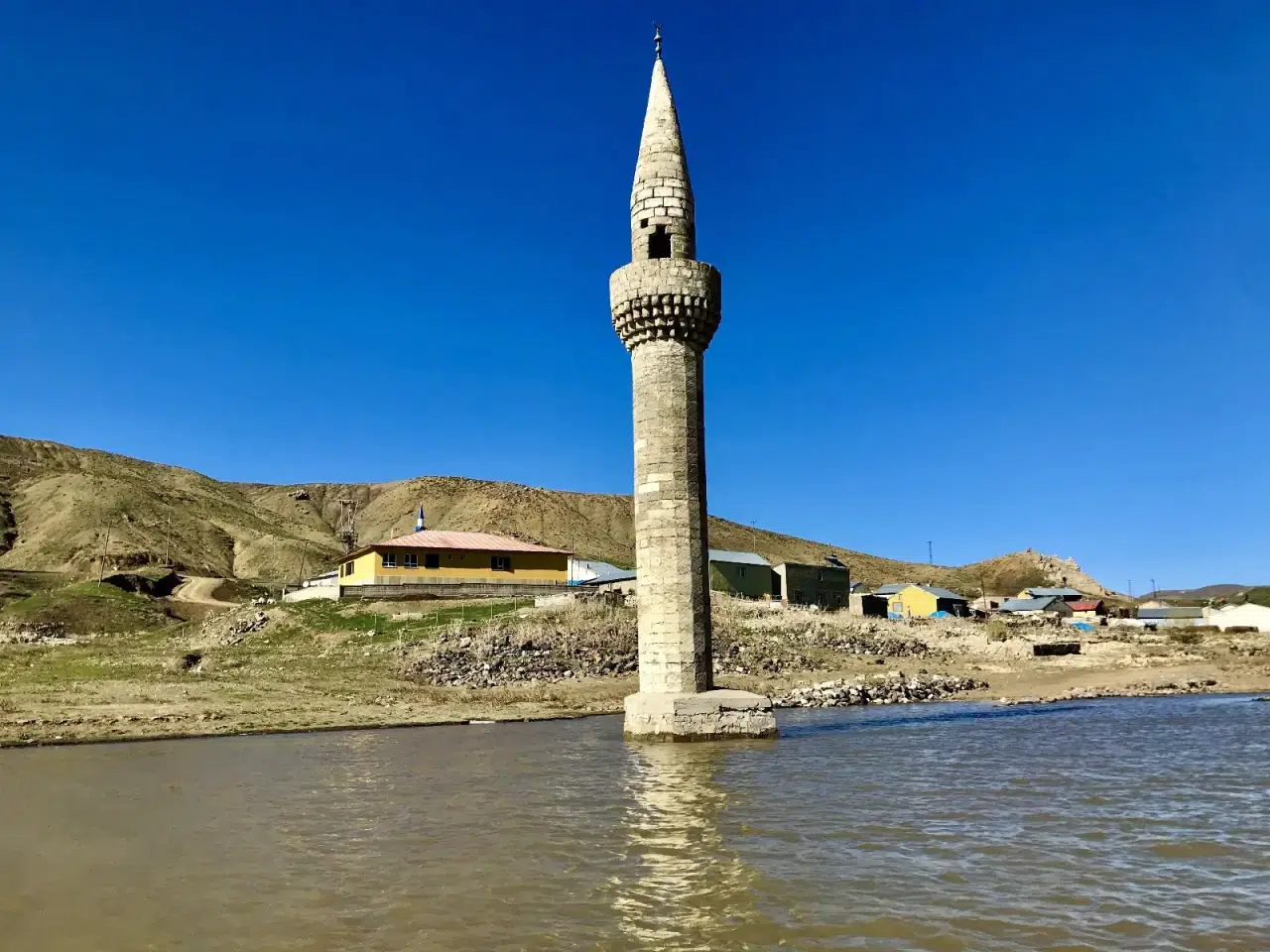 EN ÇOK ÇEKİLEN FOTOĞRAF SULAR ALTINDA KALAN CAMİİ MİNARESİ OLDU!