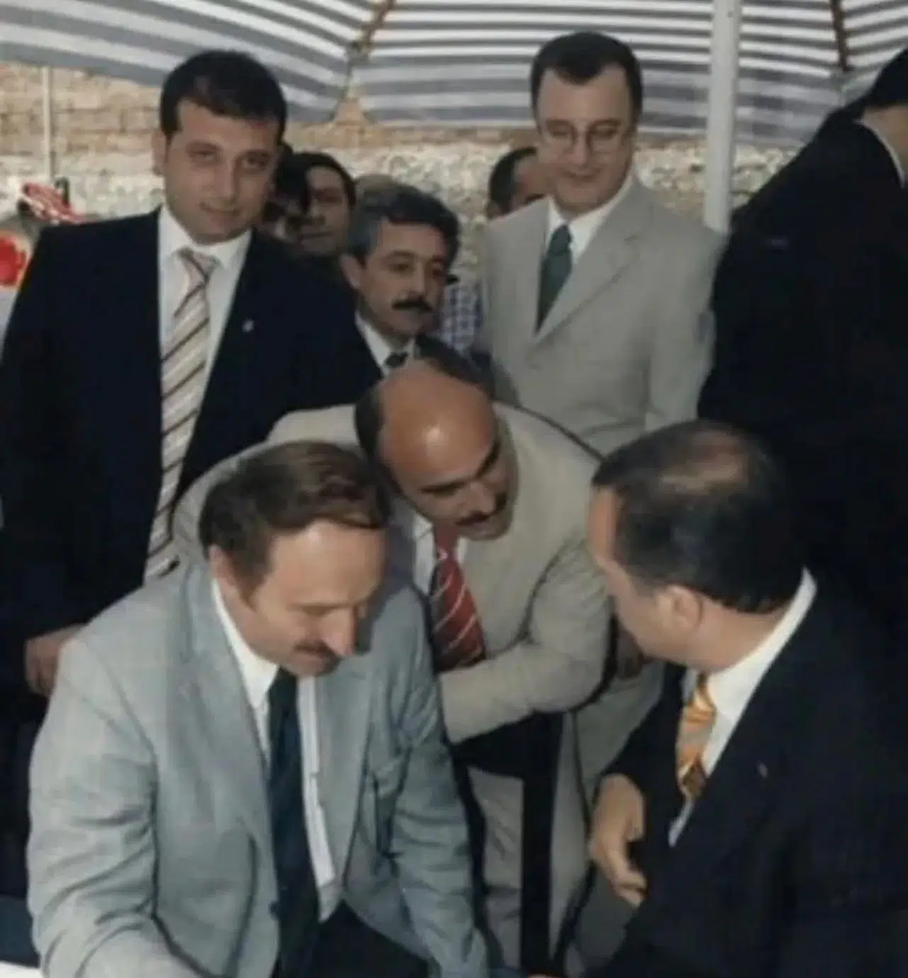 EKREM İMAMOĞLU AK PARTİYE GİRMEK İÇİN BAKIN KİMİ ARAYA KOYMUŞ!