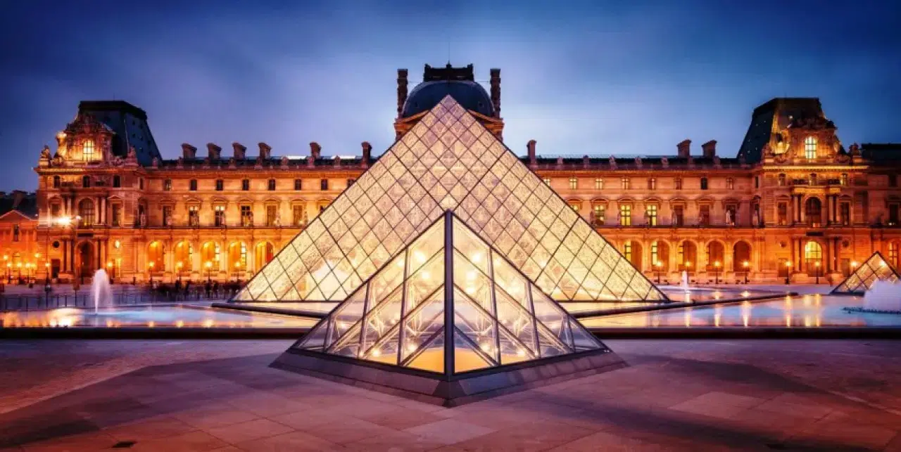 LOUVRE MÜZESİ'NDEKİ BÜYÜK SOYGUN GÖZ GÖRE GÖRE Mİ GELDİ?