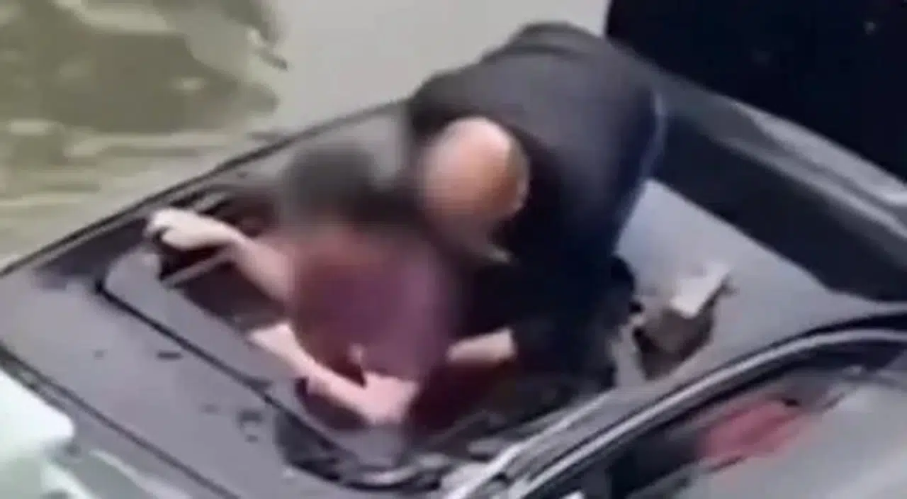 OTOMOBİLİ İLE NEHİRE DÜŞEN SÜRÜCÜ SON ANDA İŞTE BÖYLE KURTARILDI!