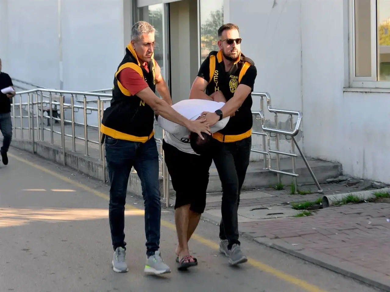 KÜÇÜK ÇOCUĞU YERE FIRLATAN SALDIRGAN SEYHAN'DA YAKALANDI!