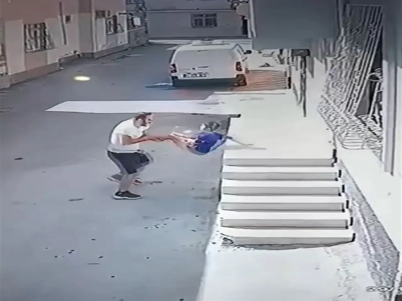 KOVALADIĞI ÇOCUĞU AYAKLARINDAN TUTARAK İŞTE BÖYLE FIRLATTI!