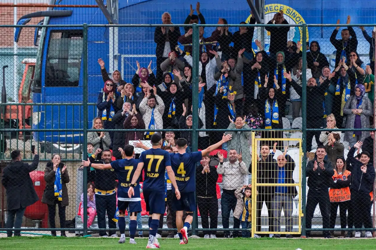 HERKES KÜÇÜKÇEKMECE SİNOP SPOR'UN KADIN TARAFTARLARINI KONUŞUYOR!