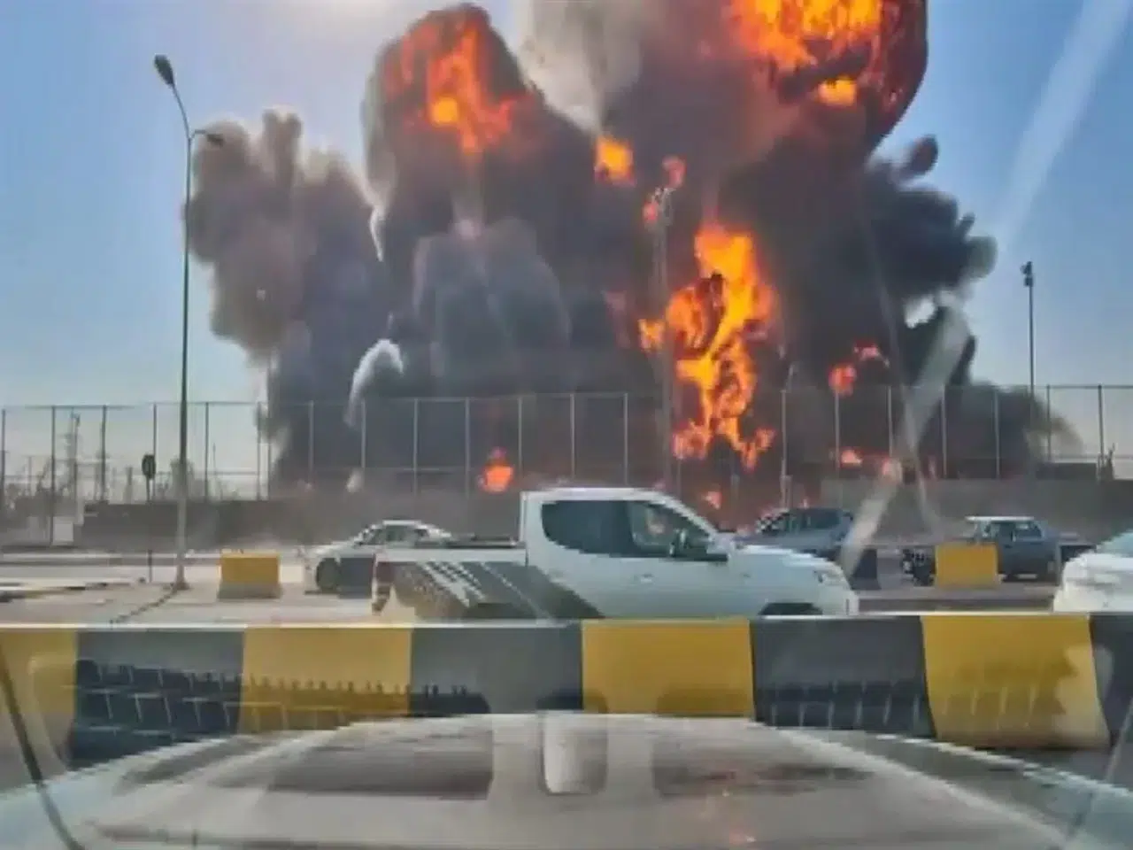 IRAK'IN BASRA ŞEHRİNDE PETROL SAHASINDA KORKUTAN PATLAMA!
