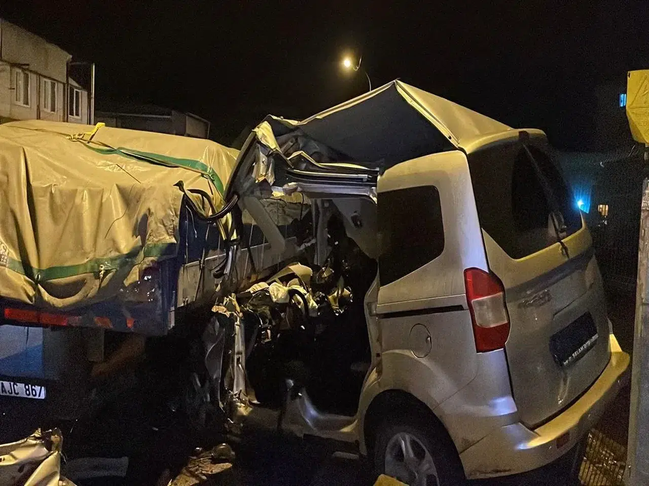 POLİSİN "DUR!" İHTARINA UYMAYARAK KAÇAN ARAÇ DURAN TIR'A ÇARPTI!