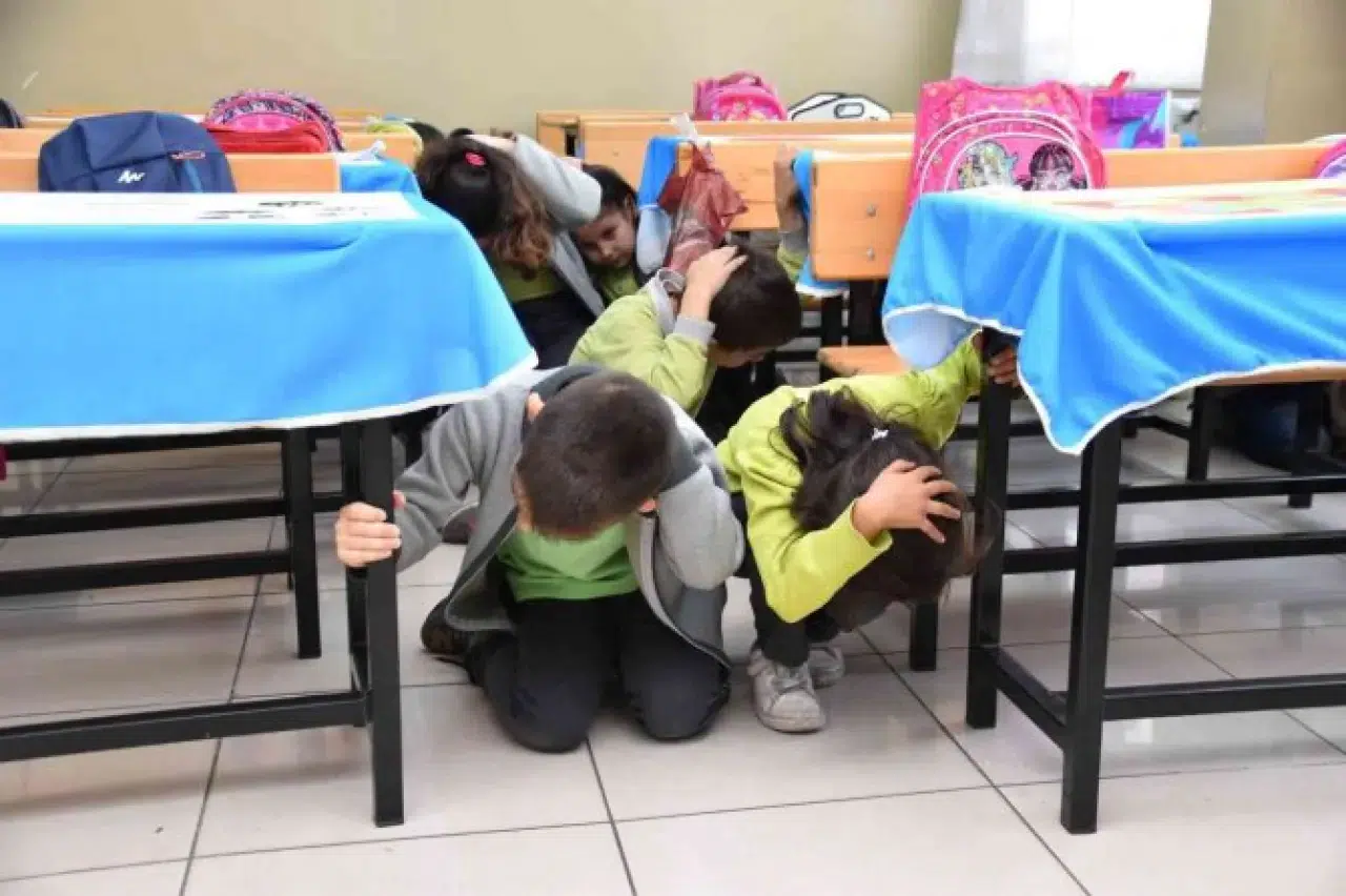 PAZARTESİ GÜNÜ OKULLARDA EŞZAMANLI TAHLİYE TATBİKATI VAR...