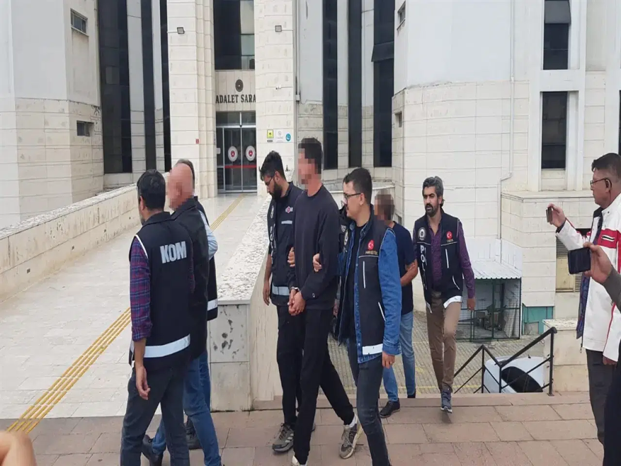 BALIKESİR'DE KATLİAM YAPAN FİRARİYİ ÇALIŞTIRAN 3 KİŞİ TUTUKLANDI!