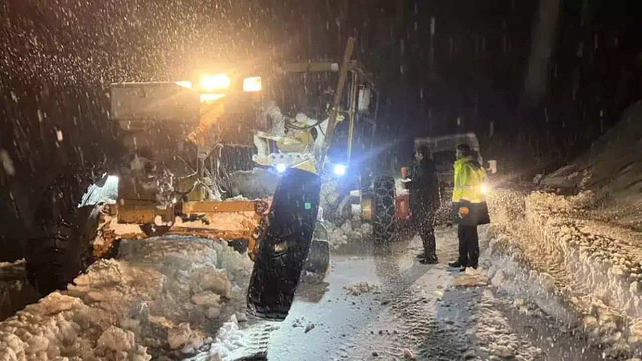 HAKKARİ'DE 7 ARAÇTA MAHSUR KALAN 30 KİŞİ BÖYLE KURTARILDI!