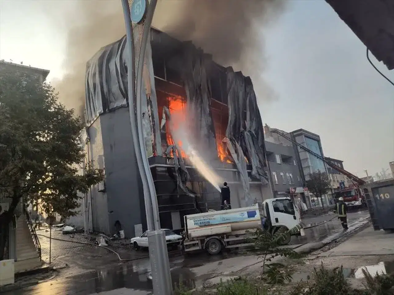 ÜÇÜ ÇOCUK ALTI KADININ YANARAK CAN VERDİĞİ BİNA KAÇAK YAPILMIŞ!