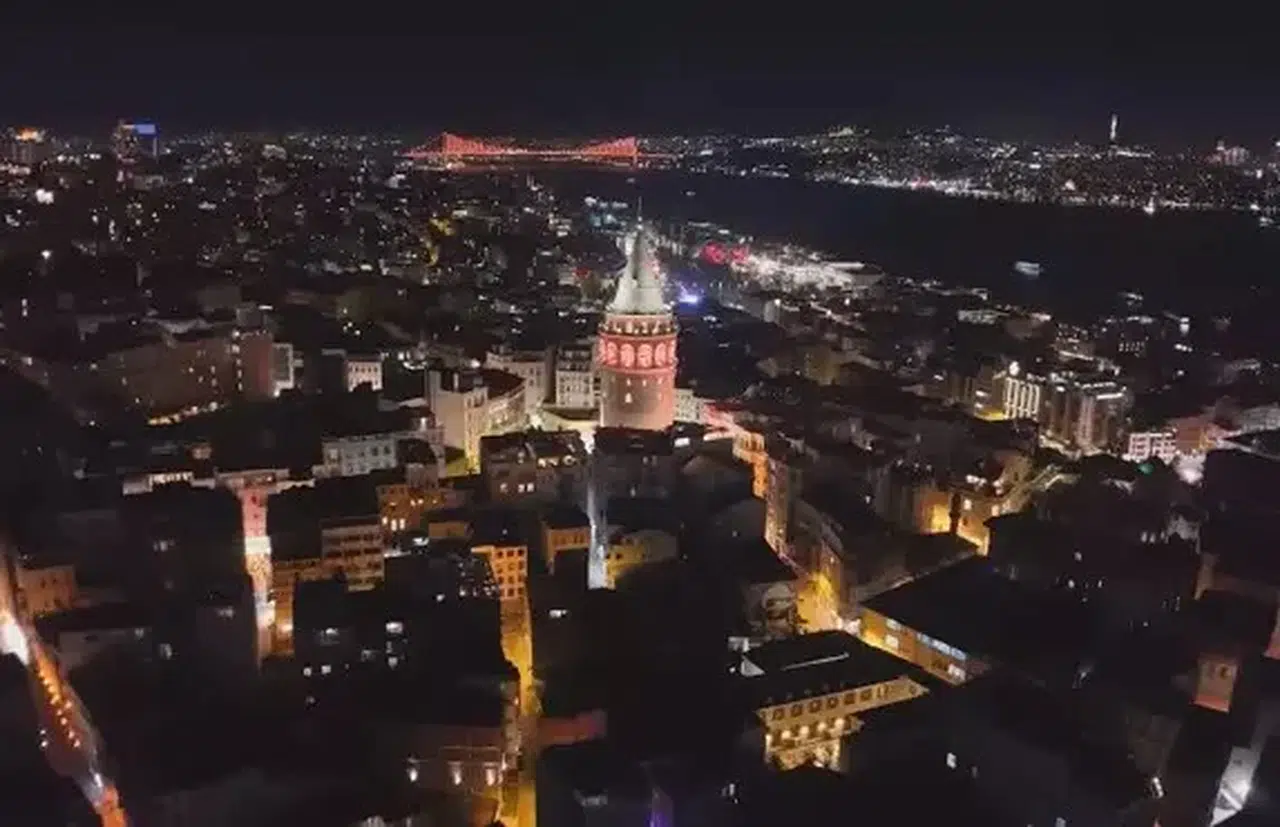 FSM KÖPRÜSÜ VE GALATA KULESİ TURUNCU RENKLERLE IŞIKLANDIRILDI!