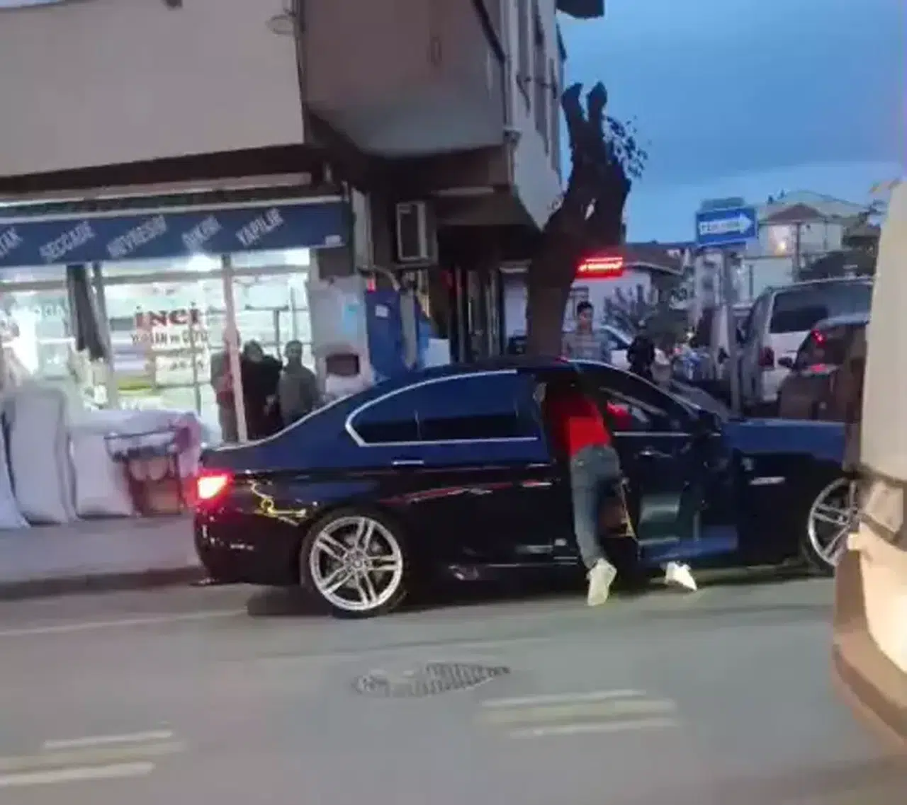 KOCAELİ'NDE ARABADA BIÇAKLAMAYI YAPAN KİŞİ ESKİ EŞİNİ DE BIÇAKLAMIŞ!