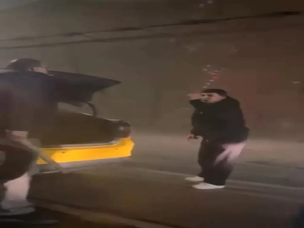 TAKSİCİ TRAFİKTE TARTIŞTIĞI MOTOSİKLETLİ GENCİN BAŞINI YARDI!