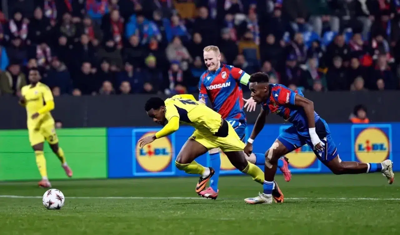 FENERBAHÇE PENALTIYI VERMEYEN HAKEMİ UEFA'YA ŞİKAYET EDECEK!