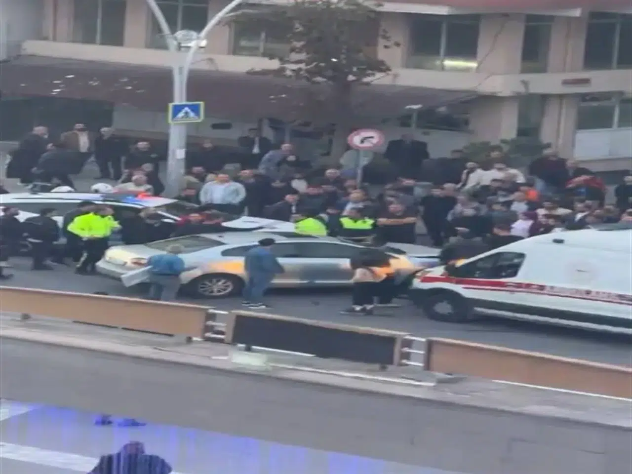 SULTANGAZİ'DE PARK YERİ KAVGASINDA ORTALIK BİRDEN BÖYLE KARIŞTI!