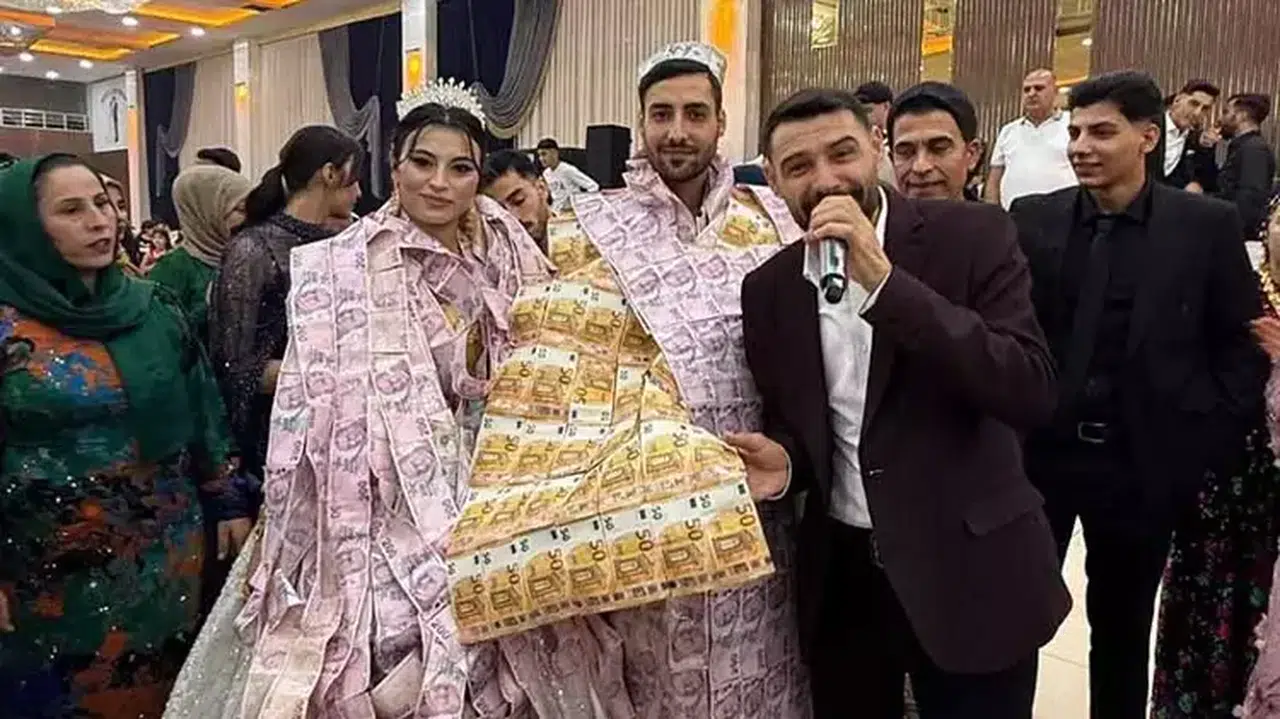 DÜĞÜNDE GELİN VE DAMADA PARADAN YELEK GİYDİRİP TAÇ TAKTILAR!