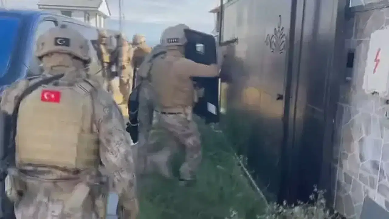 SİLİVRİ'DE VİLLAYA ÖZEL HAREKAT POLİS İLE BAHİS OPERASYONU!