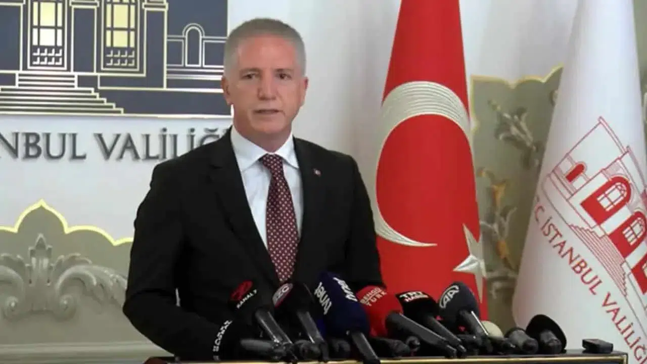 İSTANBUL VALİLİĞİ SOKAK KÖPEKLERİNİN RASTGELE BESLENEMEYECEĞİNİ DUYURDU!