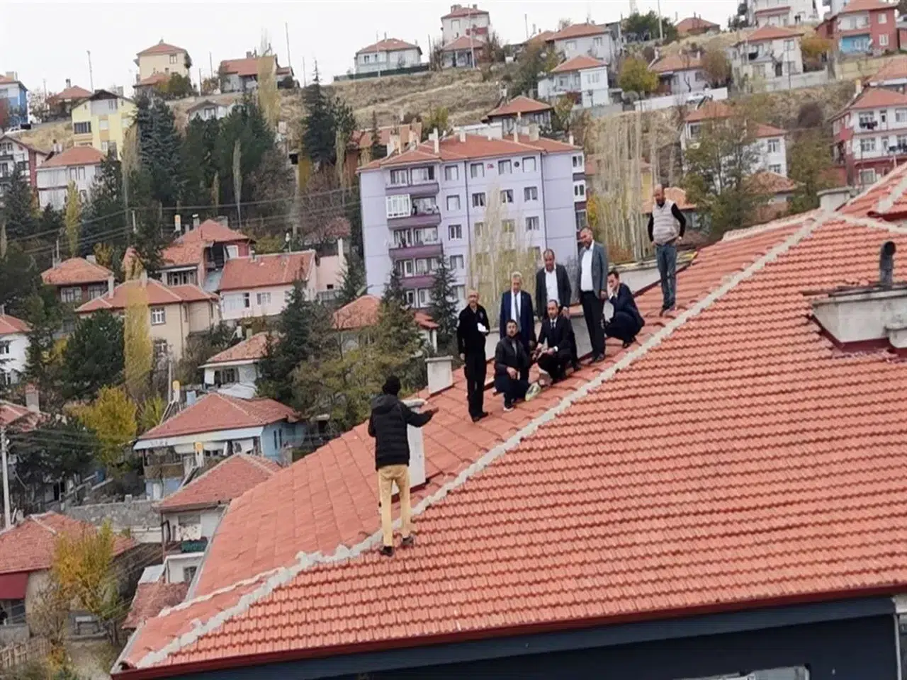 ÇATIYA ÇIKAN VATANDAŞI AK PARTİ ÇANKIRI İL BAŞKANI İKNA ETTİ!