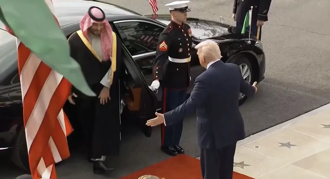 TRUMP PRENS SELMAN’I İKİ ELİNİ YANA AÇARAK KARŞILADI!