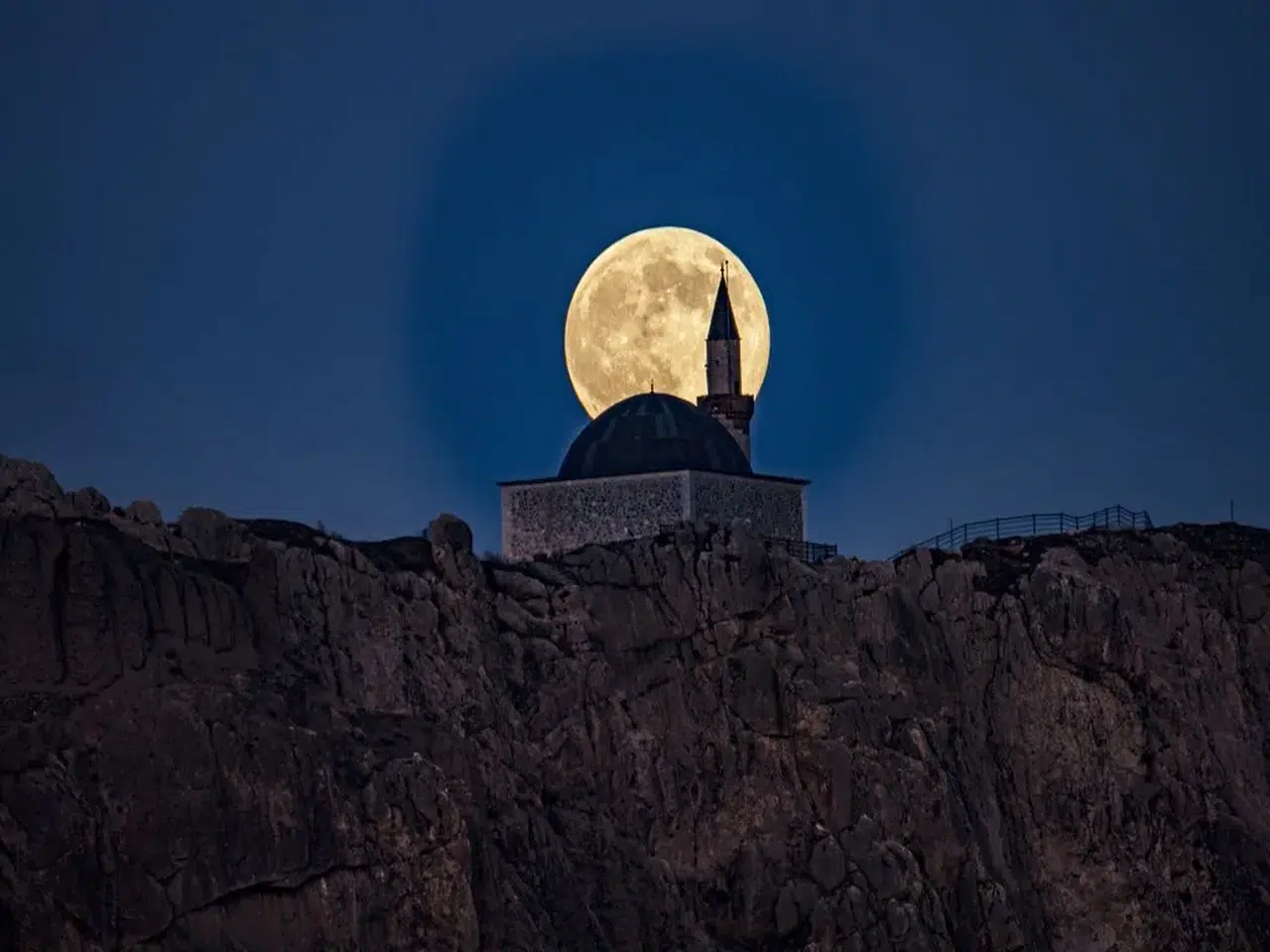 TÜRKİYE'NİN BİR ÇOK İLİNDE GÖRÜLEN "SÜPER AY" NE ANLAMA GELİYOR?