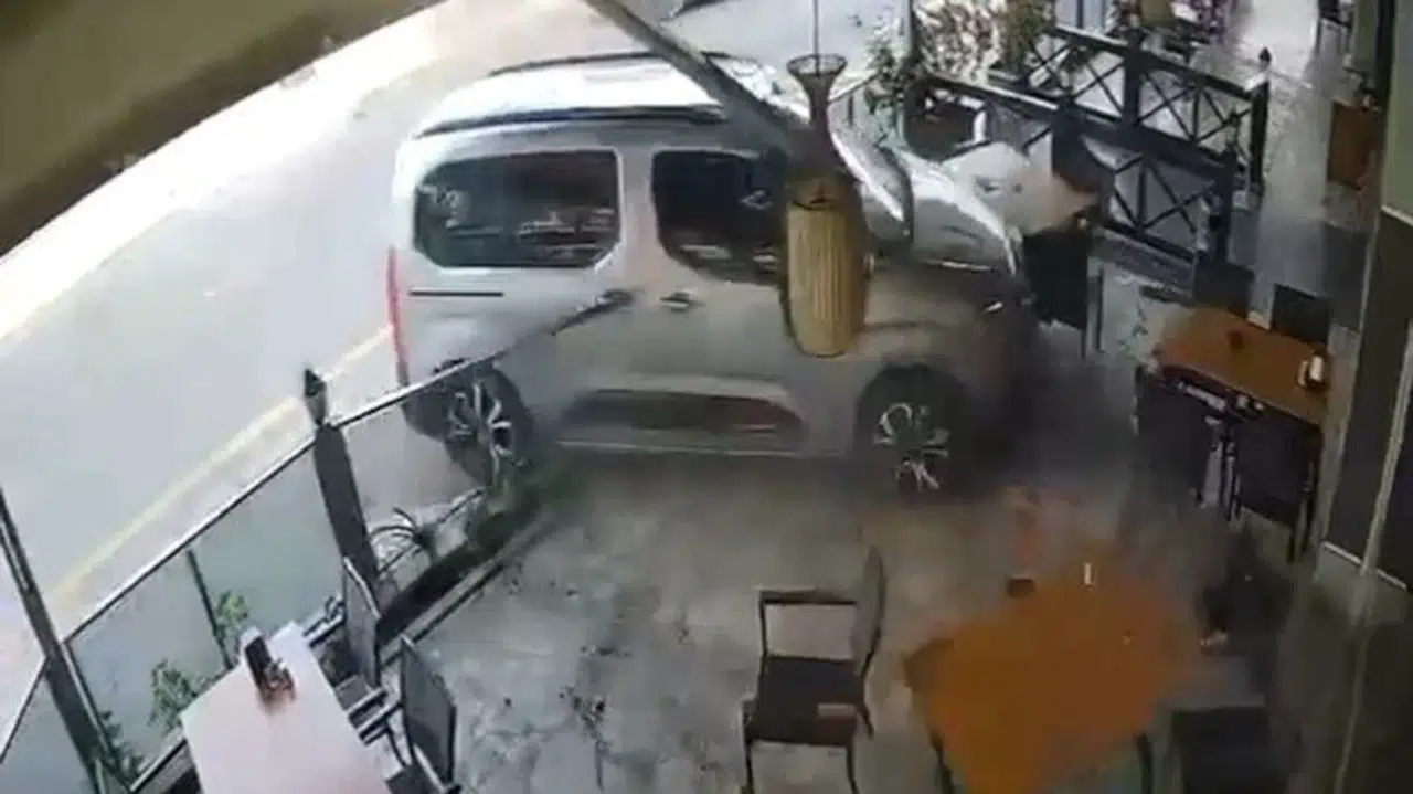 15 YAŞINDAKİ ÇOCUK KULLANDIĞI ARAÇLA RESTORANA DALDI!