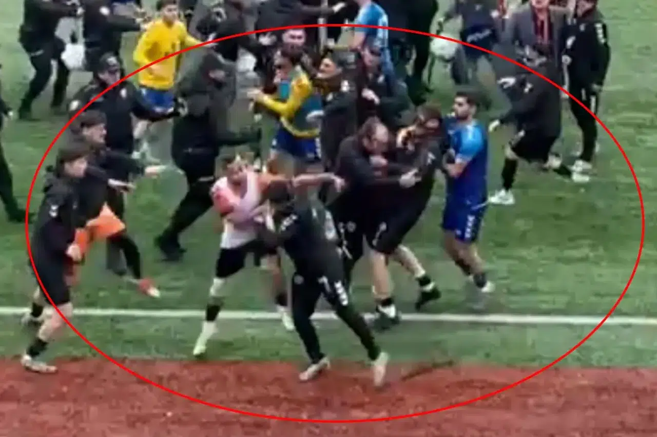 BAL KARŞILAŞMASINDA HAKEM TAM 24 KIRMIZI KART GÖSTERDİ!