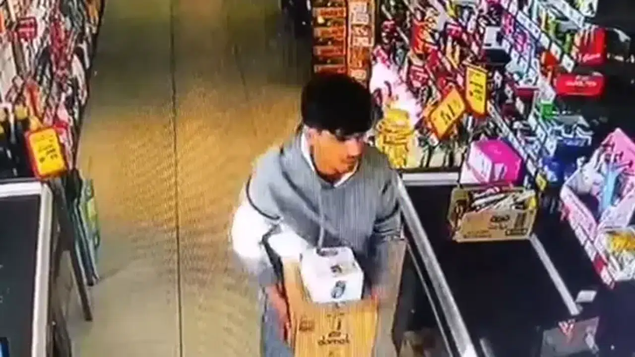 ANKARA'DA MARKETTEN HIRSIZLIK YAPAN GENÇ TUTUKLANDI!