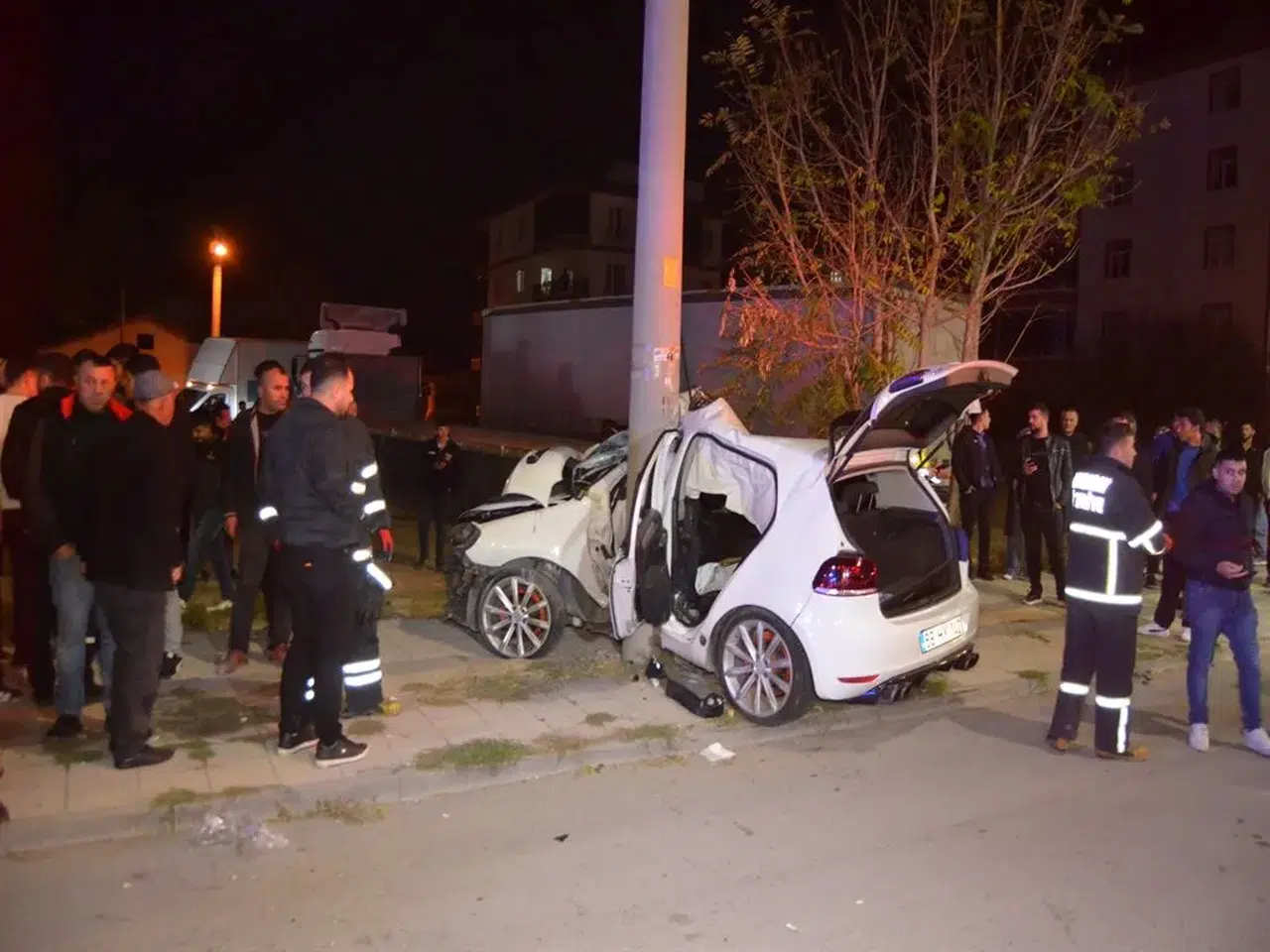 AKSARAY'DA AŞIRI HIZLA GİDEN OTOMOBİL ELEKTRİK DİREĞİNE ÇARPTI!