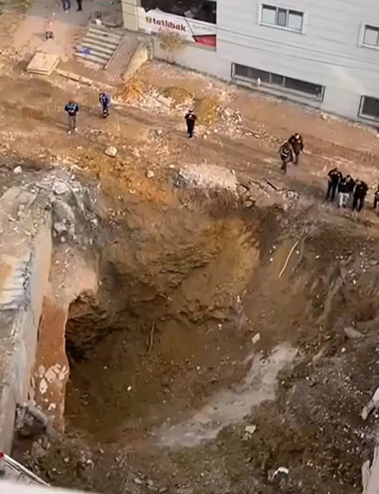 GEBZE’DE ÇÖKEN BİNANIN ZEMİN FOTOĞRAFI VE TÜNEL İDDİASI TARTIŞMA YARATTI!