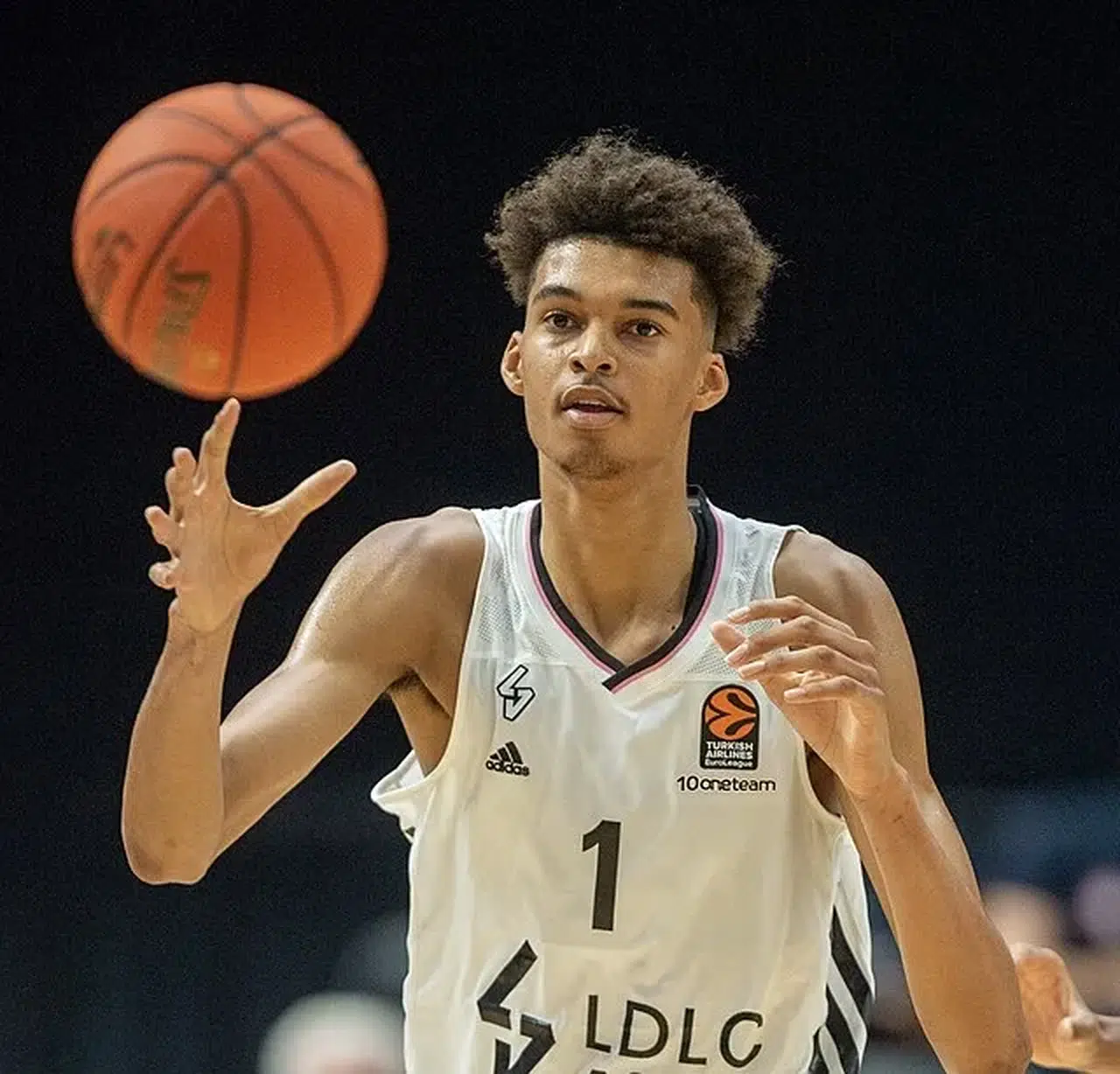 DÜNYANIN EN UZUN BASKETBOLCUSU WEMBANYAMA DURDURULAMIYOR!