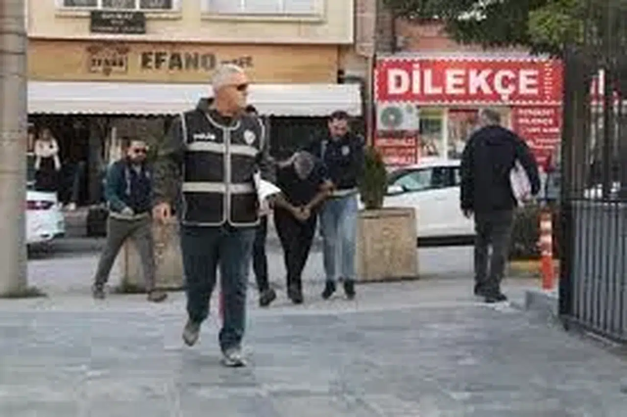 ESKİŞEHİR'DE MARKETTE ÇOCUĞUNU DÖVEN BABA TUTUKLANDI!