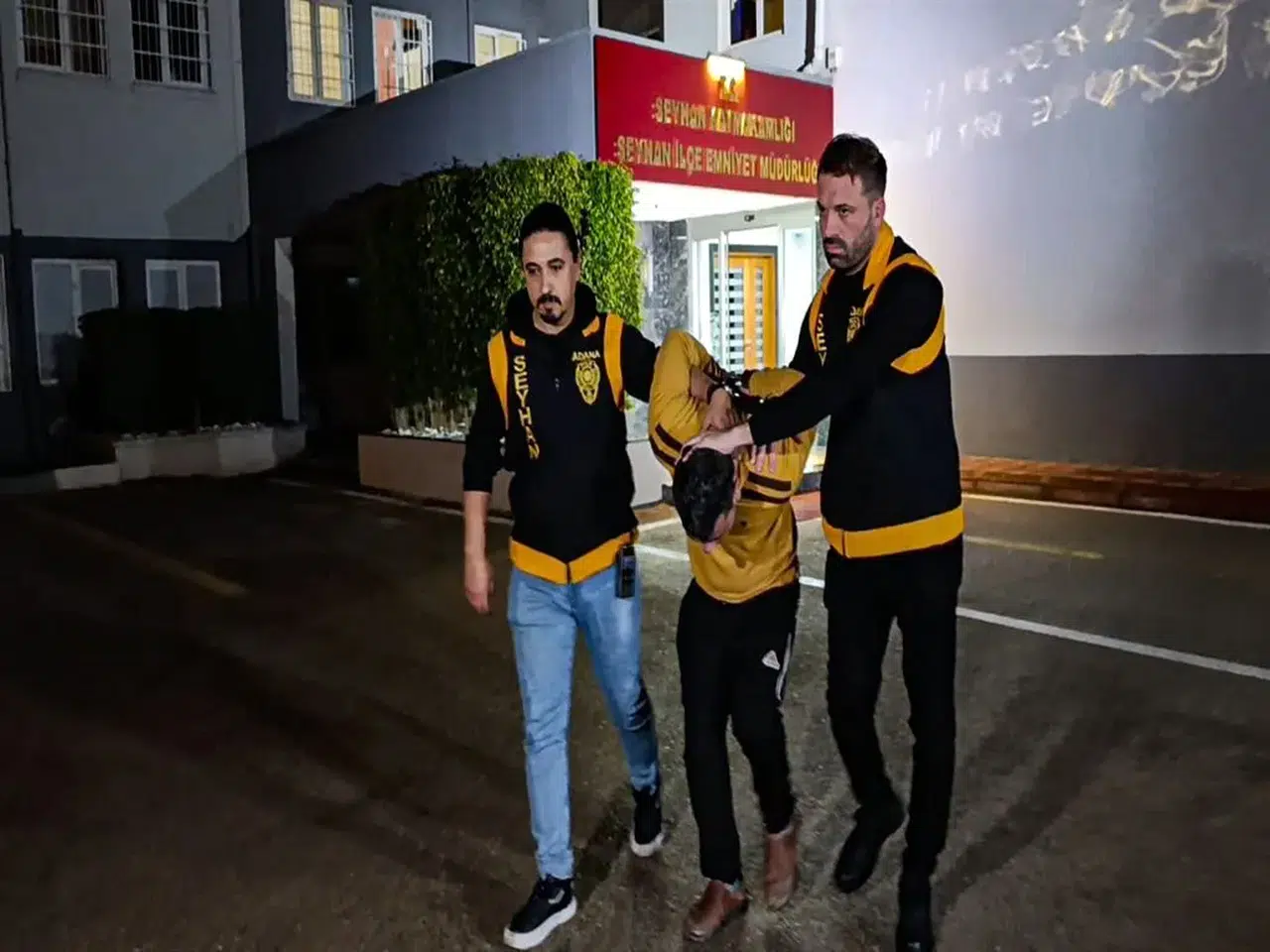 OTOMOBİLLE ÇARPTIĞI KIZINI YERE FIRLATAN BABA GÖZALTINDA!