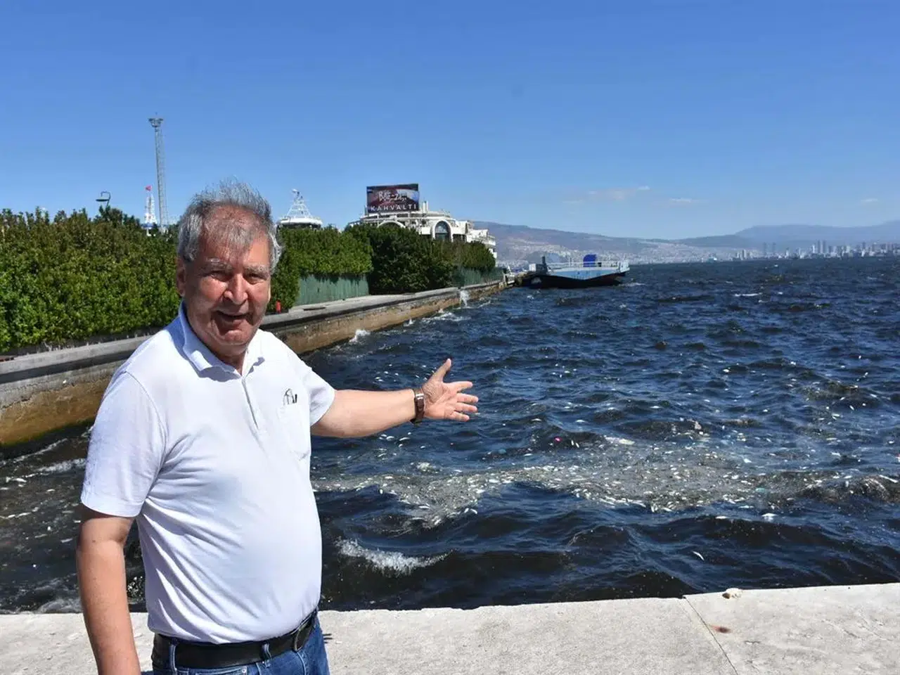 İZMİR KÖRFEZİ'NDE KOKU SÜRÜYOR! DENİZİN RENGİ KAHVERENGİYE DÖNDÜ!