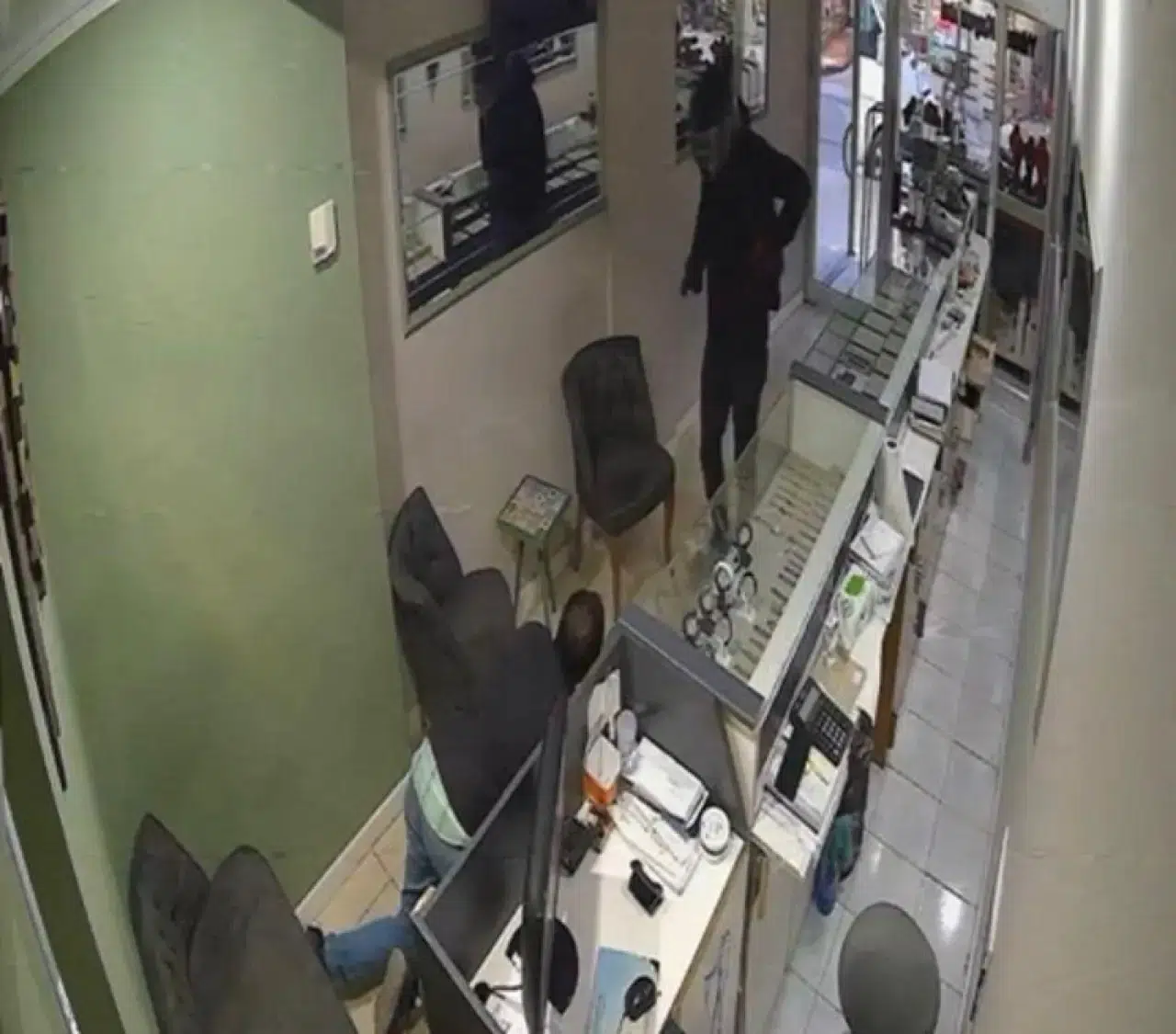 KUYUMCUDAN SİLAHLA 5 KİLO ALTIN ALAN KASKLI SOYGUNCU KAMERADA!