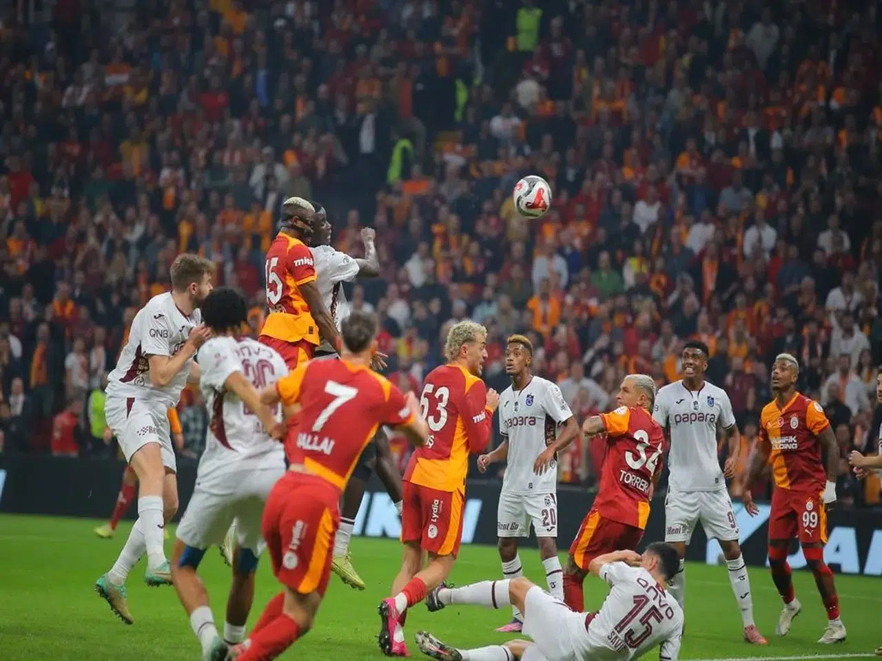 GALATASARAY EVİNDE TRABZONSPOR İLE BERABERE KALARAK PUAN KAYBETTİ!