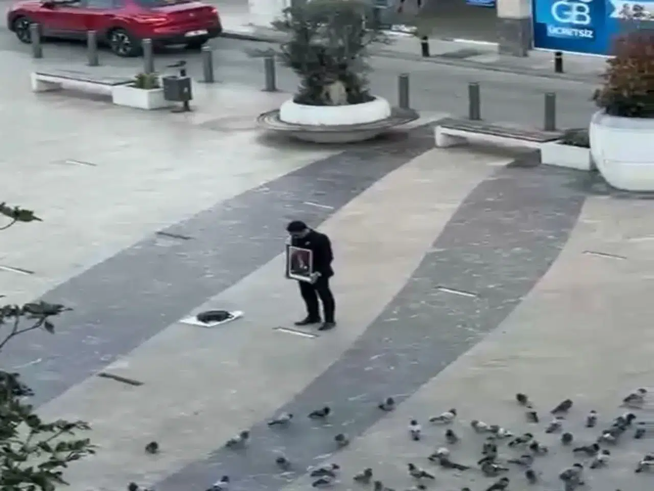 ORDU'DA BİR VATANDAŞ ATATÜRK'Ü TEK BAŞINA BÖYLE ANDI!