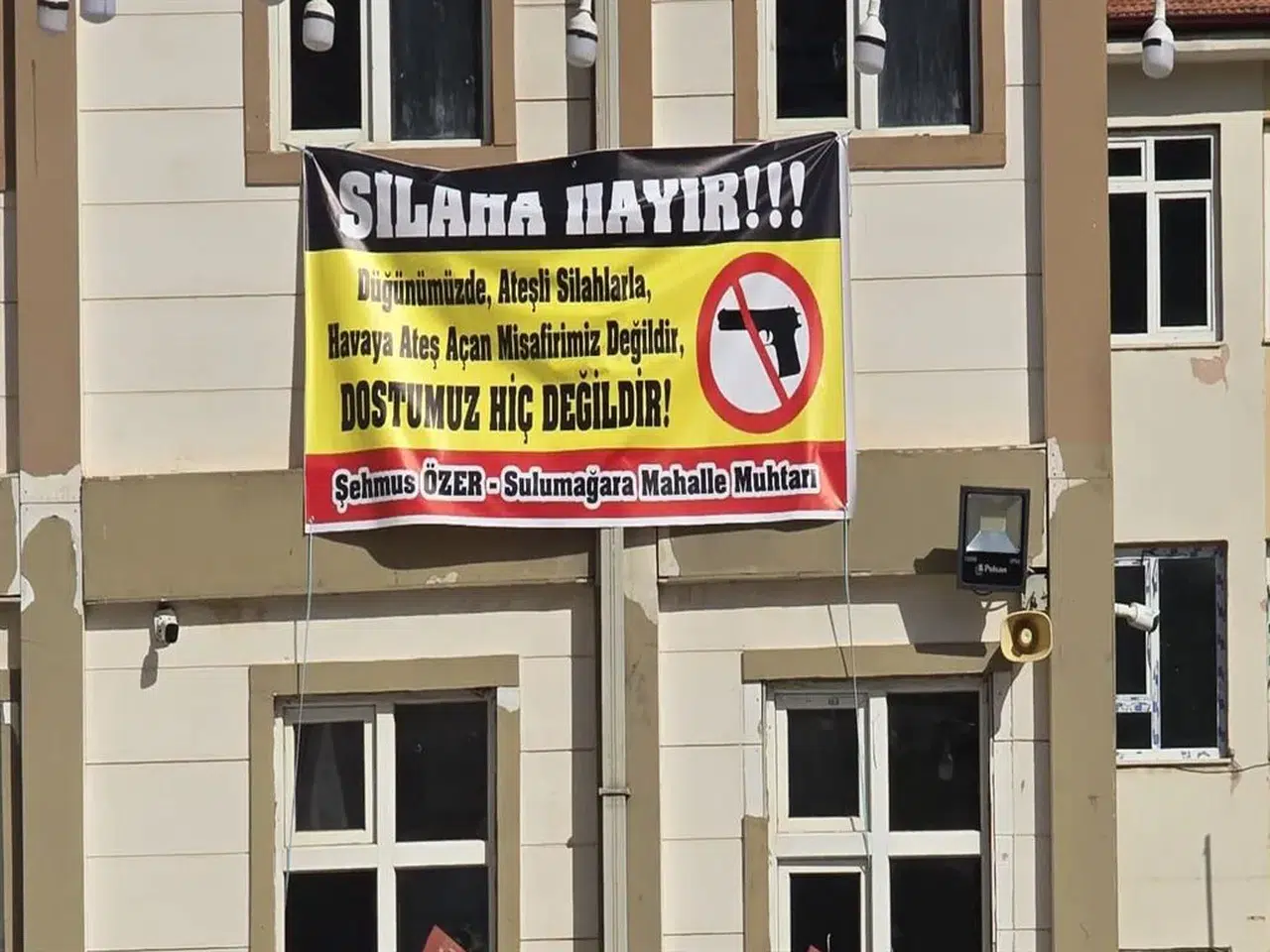 İSLAHİYE'DE DÜĞÜNDE "SİLAHA HAYIR!" PANKARTI ASILDI! SİLAH SIKILMADI!
