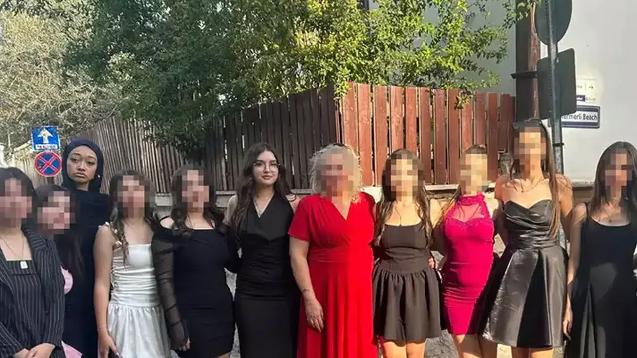 MEZUNİYET ÇEKİMİ SONRASI EVE DÖNEN İKİ LİSELİYE OTOMOBİL ÇARPTI!