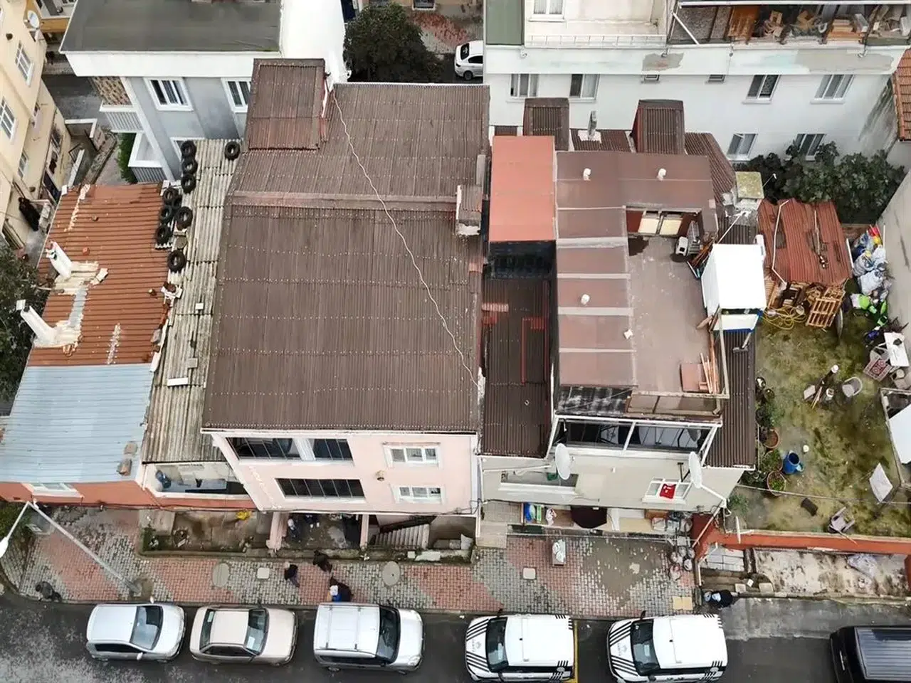 ARNAVUTKÖY'DE İSTİNAT DUVARI YIKILDI! 2 BİNA HEMEN TAHLİYE EDİLDİ!