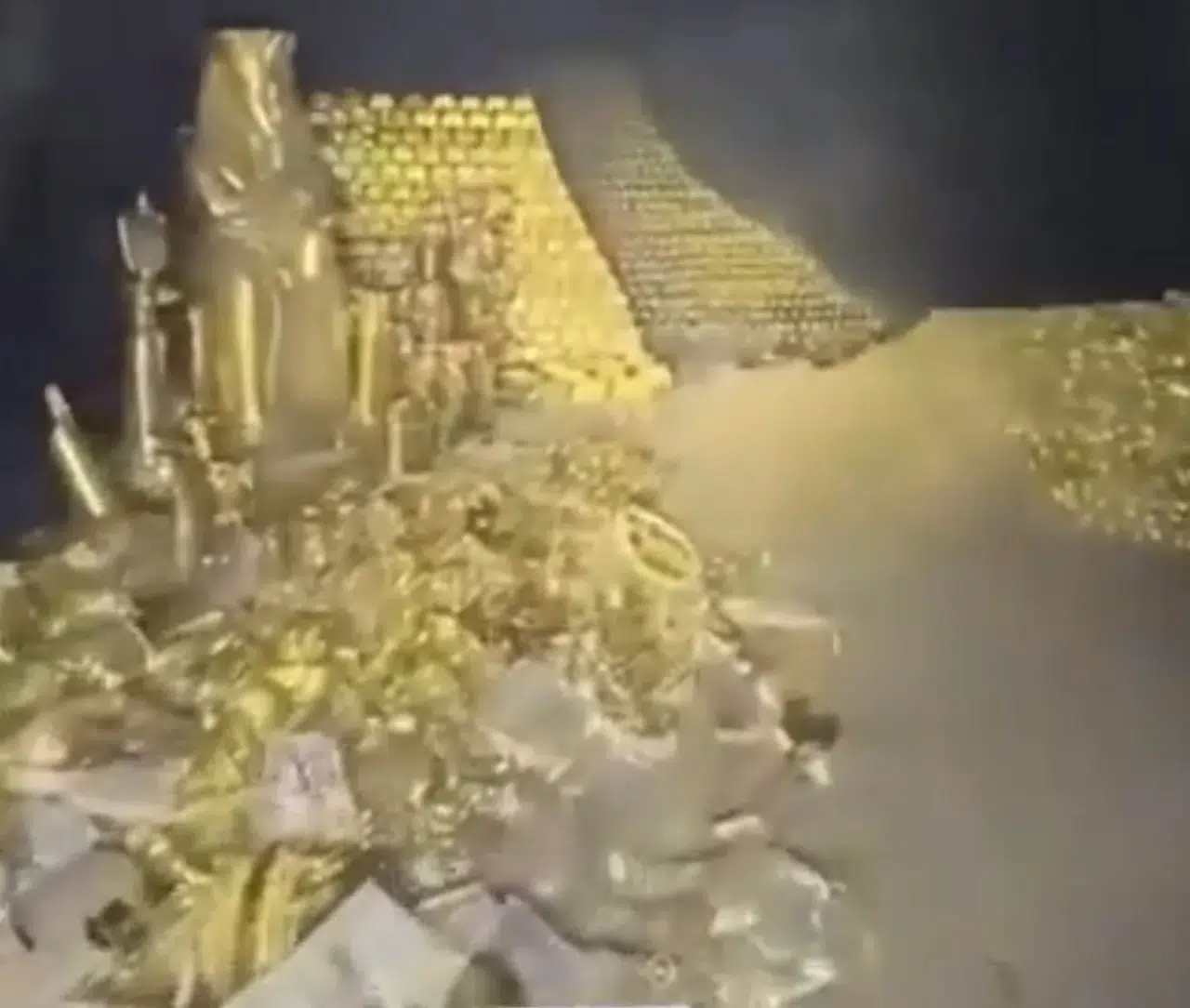 SURİYE HALKI ALTIN DOLU OLDUĞU İDDİA EDİLEN MAĞARANIN ÖNÜNDEN AYRILMIYOR!