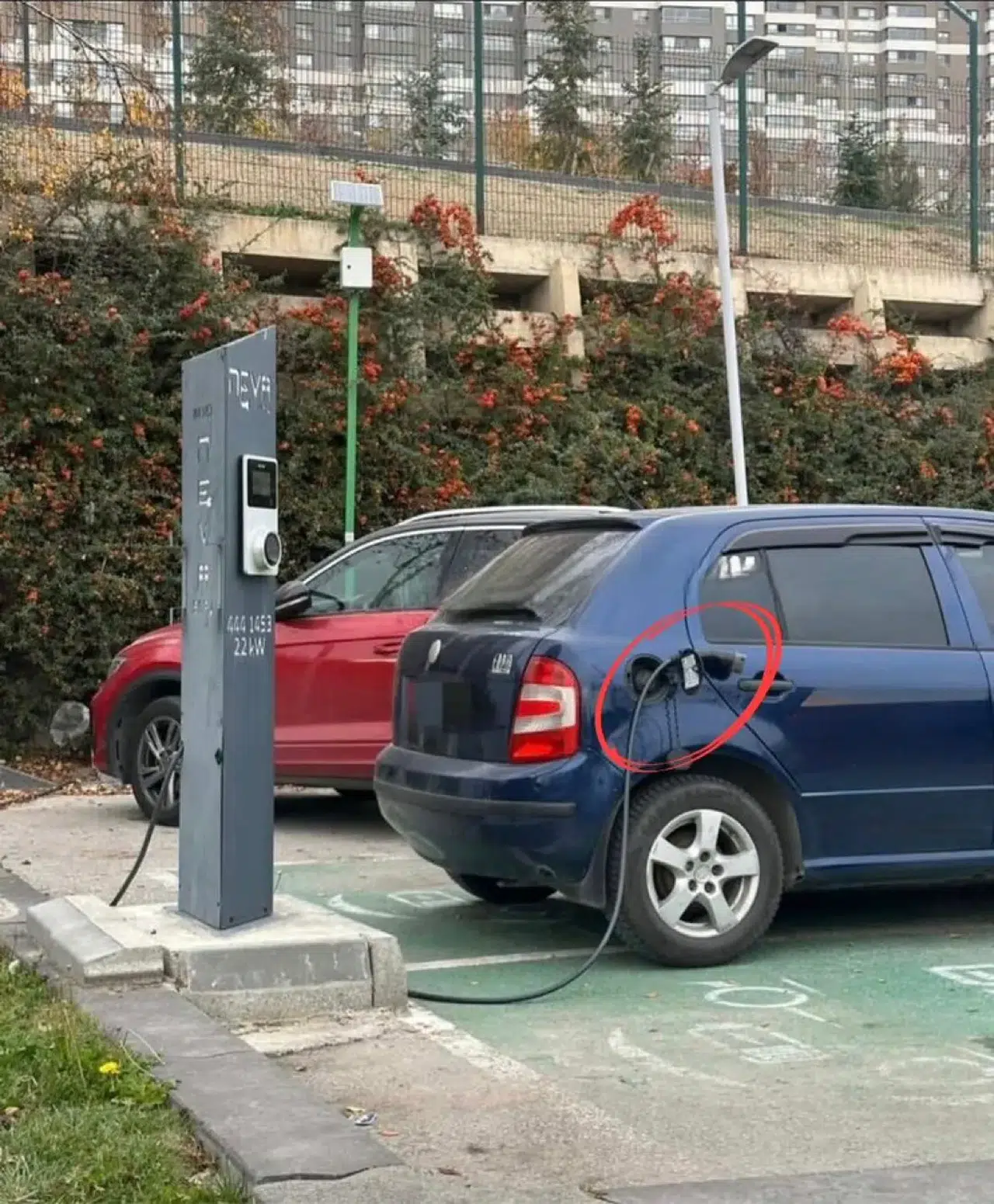 AKAR YAKITLI ARAÇ SÜRÜCÜSÜNÜN PARK UYANIKLIĞI PES DEDİRTTİ!