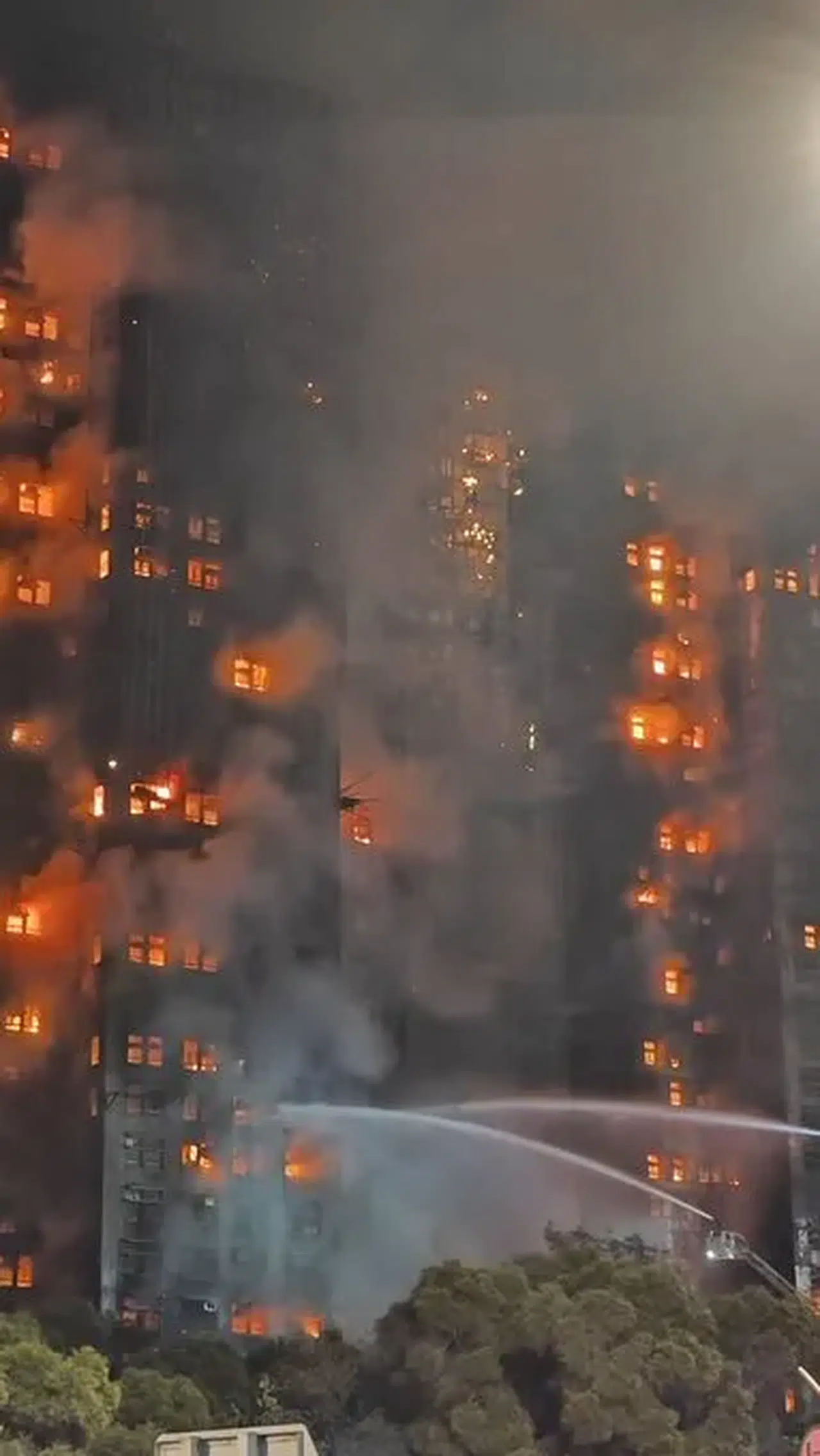 HONG KONG’DAKİ YANGIN BÜYÜDÜ! 7 GÖKDELEN YANDI! 36 ÖLÜ 279 KAYIP VAR!