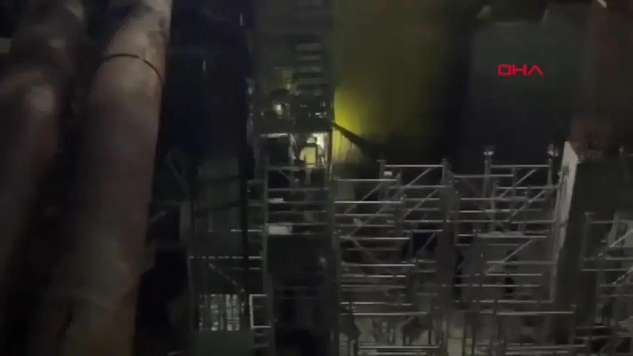 İSTANBUL BEYOĞLU'NDA METRO İNŞAATINDA KORKUTAN İSKELE KAZASI!