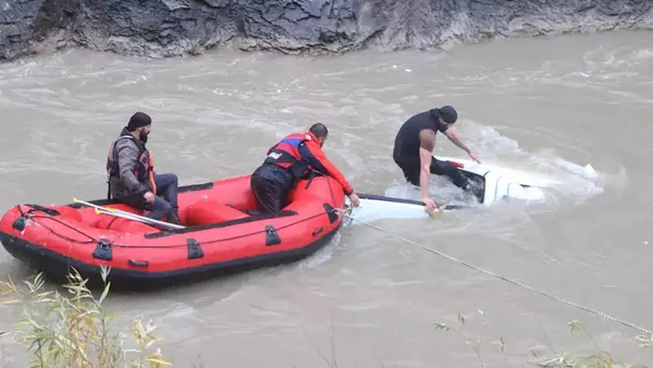 YAĞMUR NEDENİ İLE DAĞDAN KOPAN KAYADAN KAÇTI ZAP SUYUNA DÜŞTÜ!